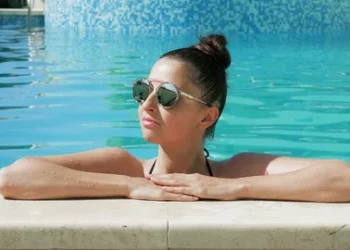 Are Mirrored Sunglasses More Than Just a Trend?