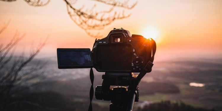 5 Essential Accessories For Your Nikon Or Canon DSLR Camera