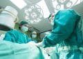 How does robotic surgery for lung cancer work and what are its risks?