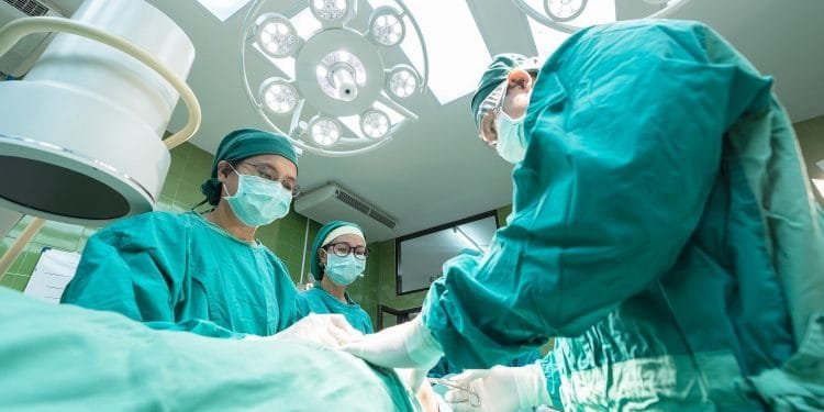 How does robotic surgery for lung cancer work and what are its risks?