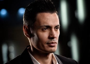 Take A Closer Look Into Enzo Zelocchi’s Masterpiece: “No War”